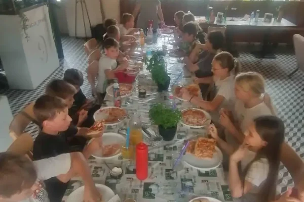Uczniowie klasy 4b zakończyli rok szkolny warsztatami pizzy w Stacji Rynek 9