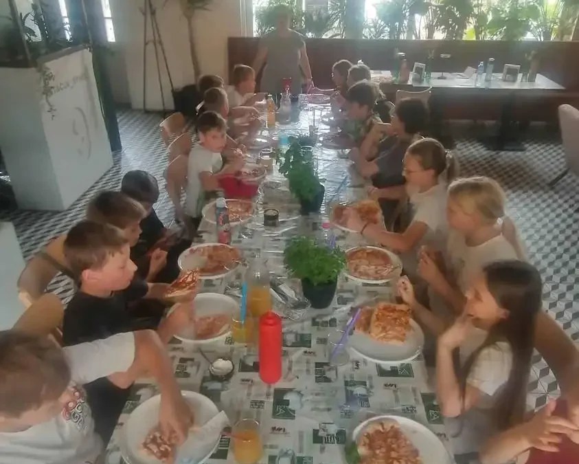 Uczniowie klasy 4b zakończyli rok szkolny warsztatami pizzy w Stacji Rynek 9