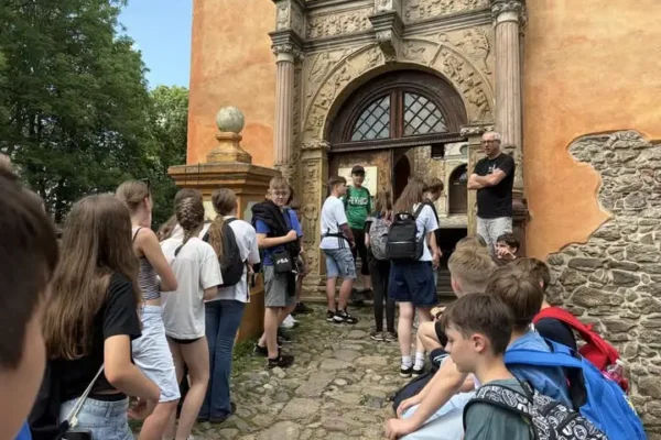 Uczniowie z Pleszewa zwiedzali Góry Sowie – podziemia Osówki i zamek Grodno