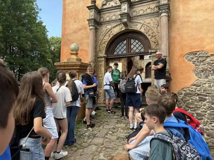 Uczniowie z Pleszewa zwiedzali Góry Sowie – podziemia Osówki i zamek Grodno