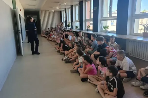 Pleszewskie dzieci uczą się bezpiecznych wakacji od policjantek
