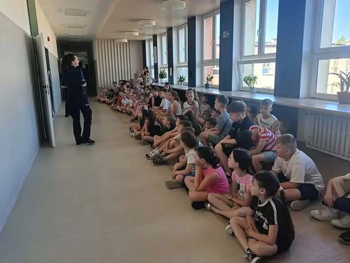 Pleszewskie dzieci uczą się bezpiecznych wakacji od policjantek