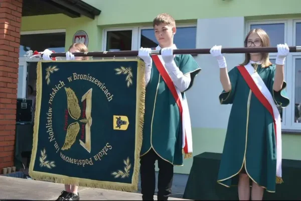 25-lecie szkoły i nadanie sztandaru w Broniszewicach