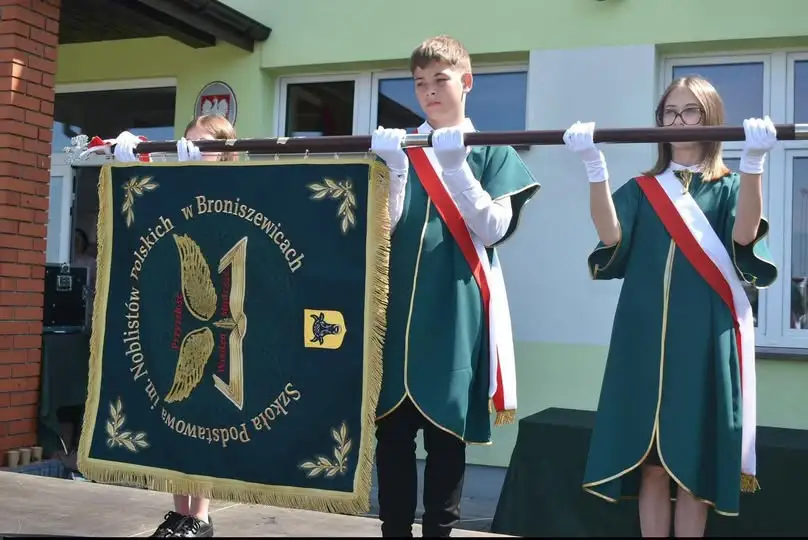 25-lecie szkoły i nadanie sztandaru w Broniszewicach