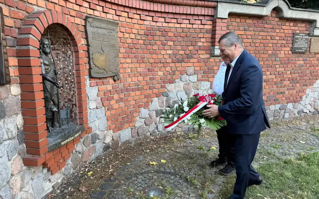 Święto Patrona Miasta w Pleszewie: Msza i kwiaty pod figurą św. Jana Chrzciciela