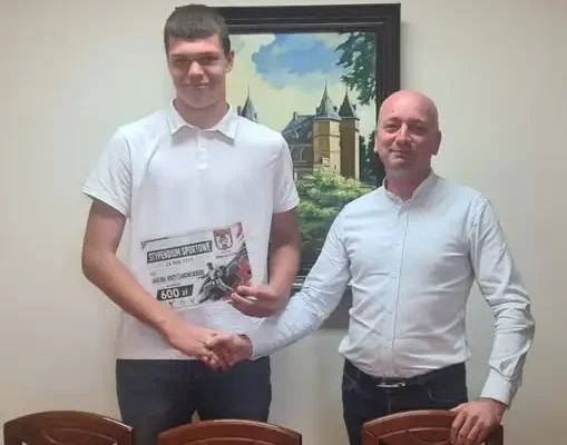 Wójt Gminy Gołuchów uhonorował młodych sportowców – koszykarza i kickboksera