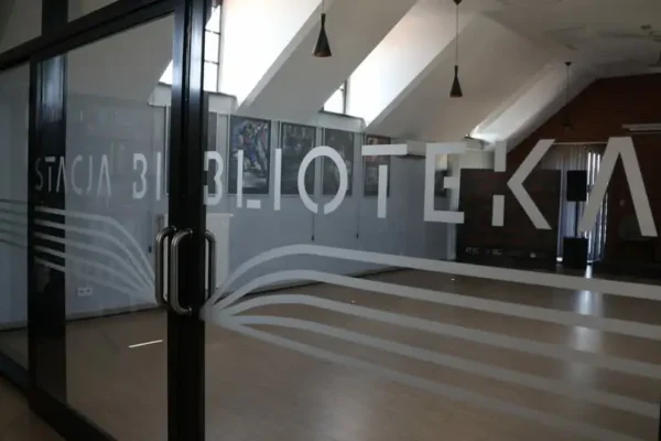 Biblioteka w Pleszewie staje się bardziej dostępna – nowe udogodnienia dla osób z niepełnosprawnościami