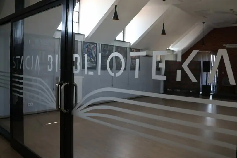 Biblioteka w Pleszewie staje się bardziej dostępna – nowe udogodnienia dla osób z niepełnosprawnościami