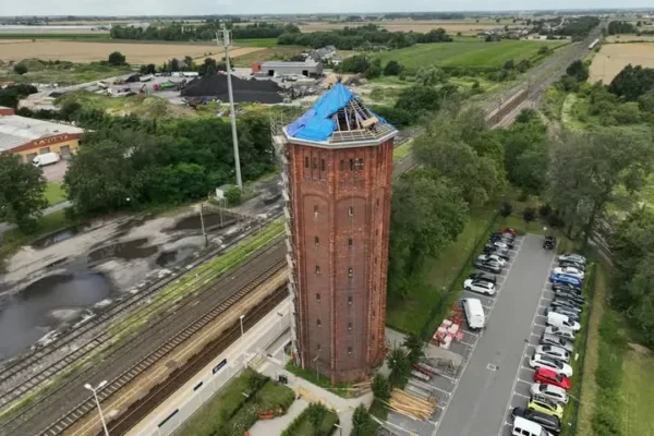 Remont wieży ciśnień w Kowalewie – nowy dach i parking przed dworcem