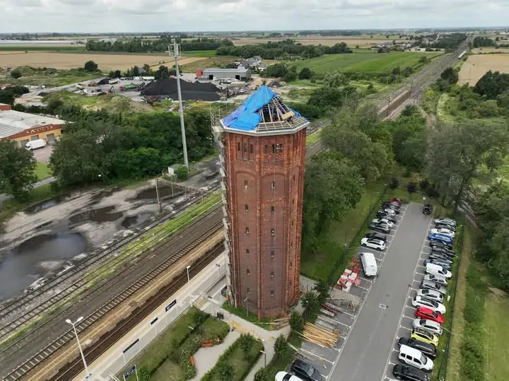 Remont wieży ciśnień w Kowalewie – nowy dach i parking przed dworcem