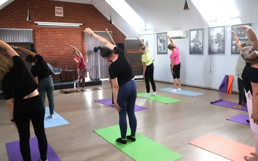 Mamy znalazły chwilę dla siebie w bibliotece – joga i relaks w Pleszewie