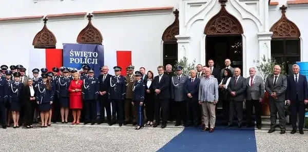Powiatowe obchody Święta Policji w Przecławiu – odznaczenia i awanse dla funkcjonariuszy