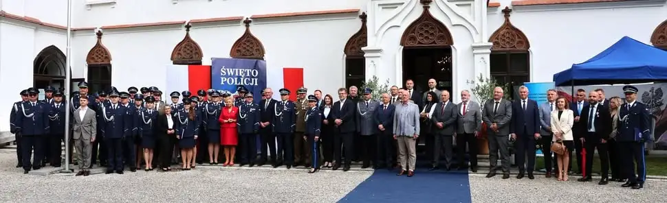 Powiatowe obchody Święta Policji w Przecławiu – odznaczenia i awanse dla funkcjonariuszy