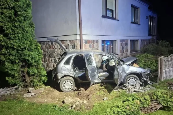 Wypadek samochodu osobowego w Polskich Olędrach – interwencja służb