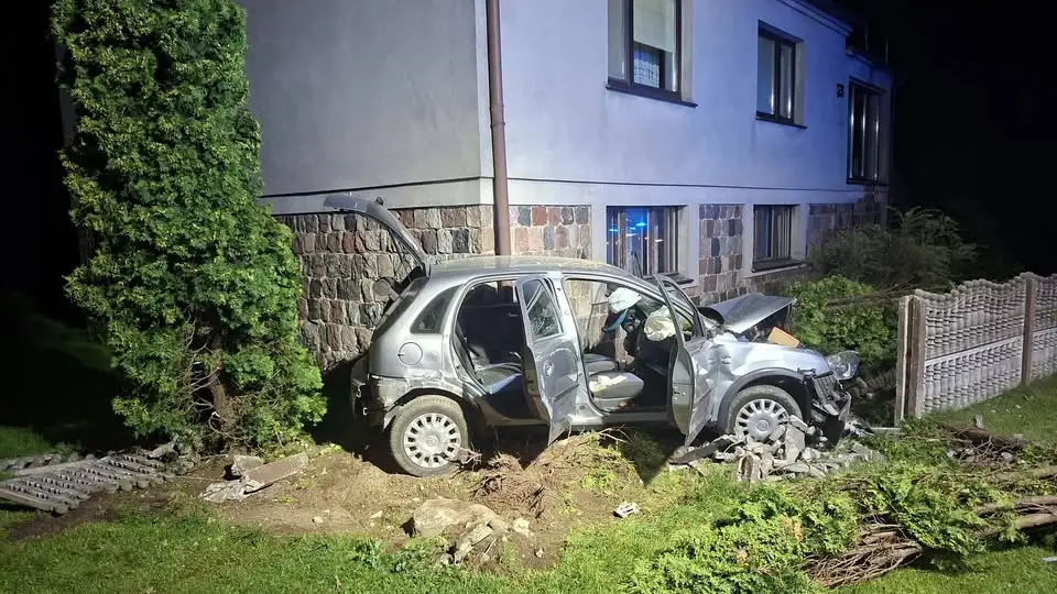 Wypadek samochodu osobowego w Polskich Olędrach – interwencja służb