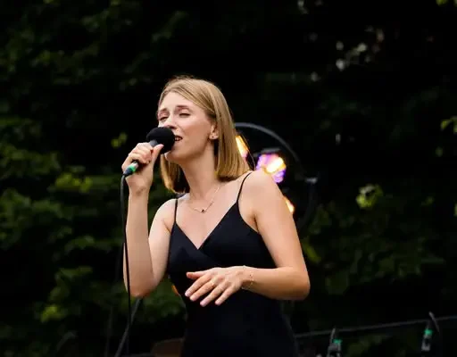 Agata Górecka-Lipińska & Q-Artist zachwycili na Muzycznej Strefie w Pleszewie