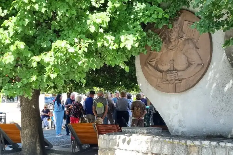 Seniorzy z Raciąża zwiedzali Pleszew z wizytą w muzeum i na rynku
