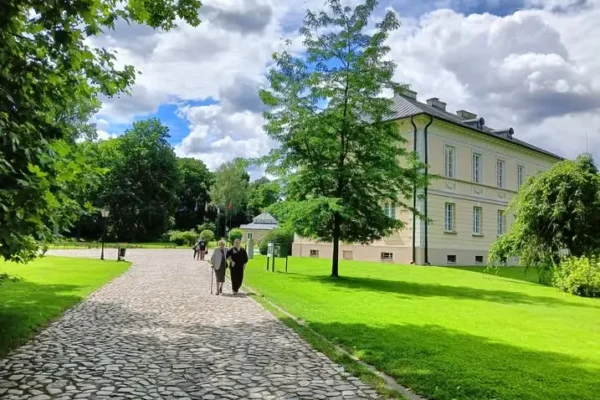 Seniorzy z Sośnicy odkrywali tajniki dawnej kuchni w Muzeum Ziemiaństwa w Dobrzycy