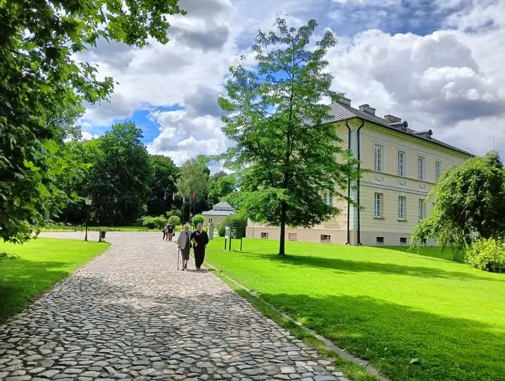 Seniorzy z Sośnicy odkrywali tajniki dawnej kuchni w Muzeum Ziemiaństwa w Dobrzycy