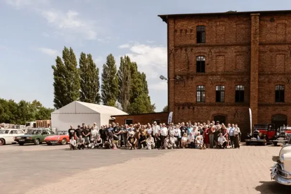 Zabytkowe auta zjeżdżają do Pleszewa – pokaz na Rynku i start w dalszą trasę