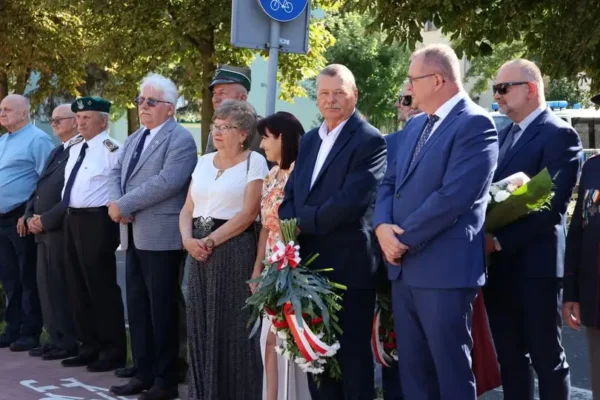Uroczysty apel z okazji Święta Wojska Polskiego w Pleszewie