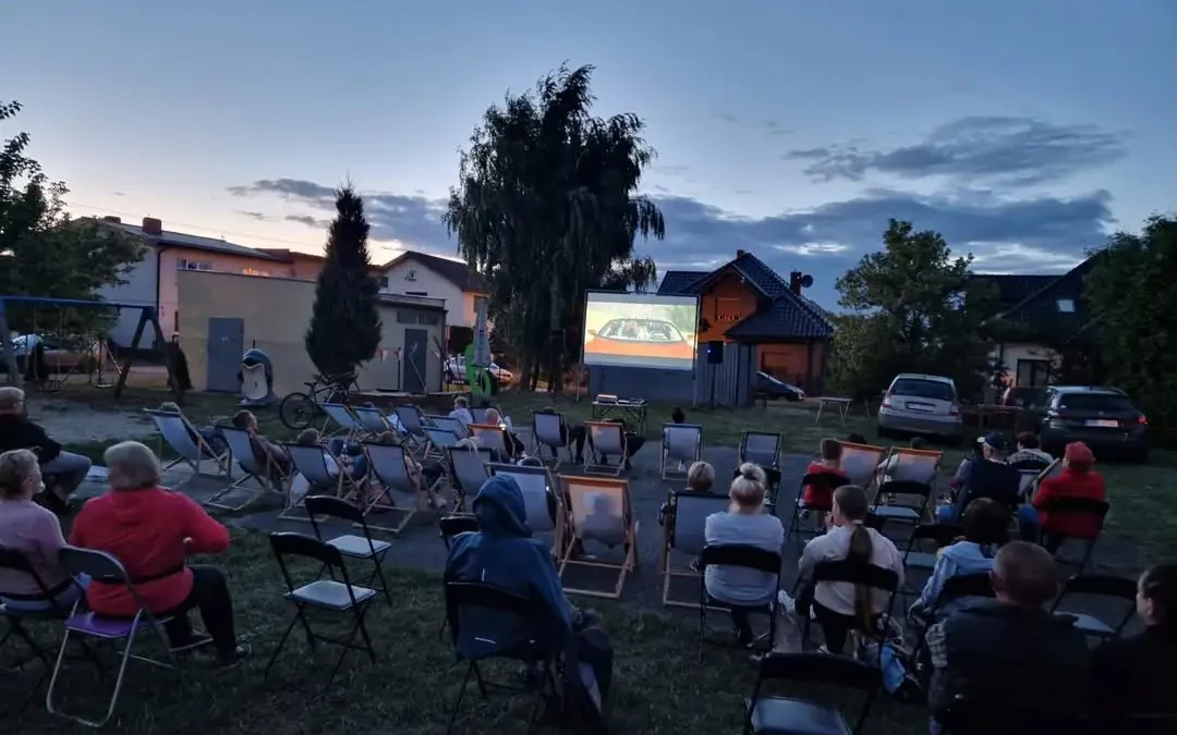 Kino plenerowe w Pleszewie: „Love, Rosie” pod gwiazdami