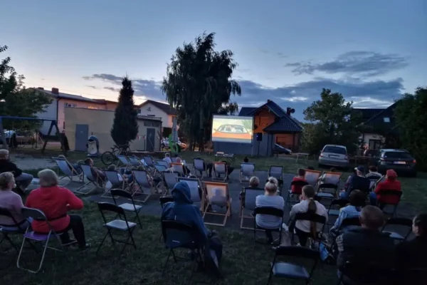 Kino plenerowe w Pleszewie: „Love, Rosie” pod gwiazdami