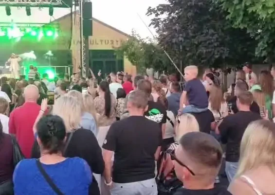 Koncert Jacka Mezo Mejera na parkingu Zajezdni Kultury w Pleszewie