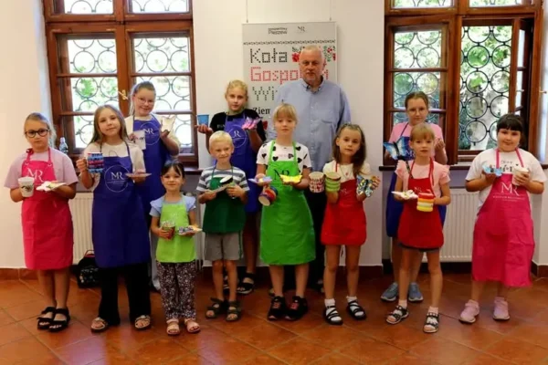 Warsztaty malowania na ceramice w muzeum – dzieci tworzyły motyle na kubkach