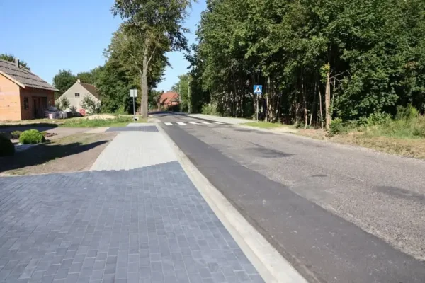 Nowe chodniki i przejścia dla pieszych w Kowalewie – inwestycja za ponad 400 tys. zł