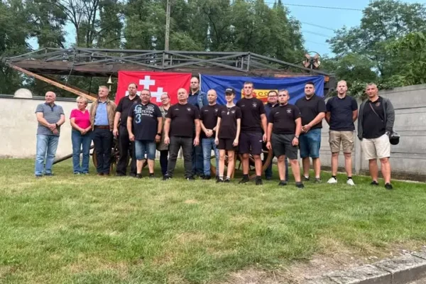 Strażacy z niemieckiej gminy Rastede z wizytą w Dobrzycy – przekazano zabytkową drabinę