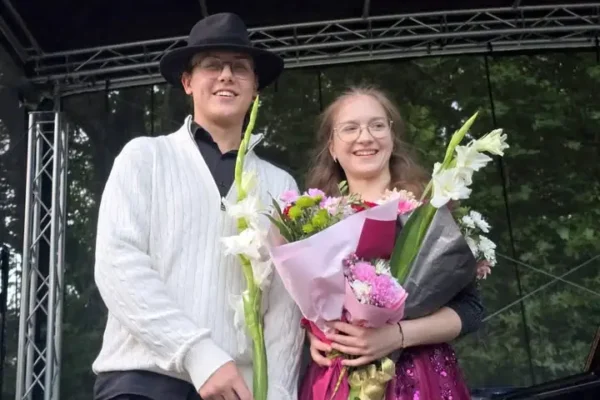 Chopin w dobrzyckim parku: magiczny koncert plenerowy przed Pałacem