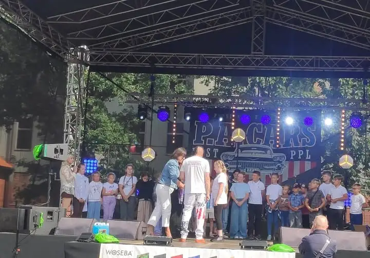 Uczniowie z Pleszewa nagrodzeni w konkursie plastycznym „Psie auta marzeń”