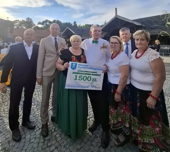 Wieniec Gminy Gizałki triumfuje na Dożynkach Powiatu Pleszewskiego w Gołuchowie