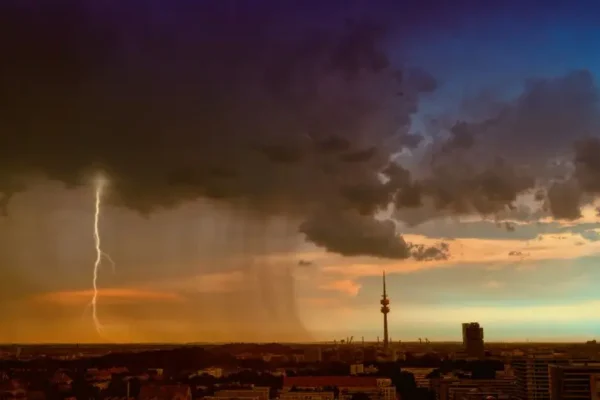 Ostrzeżenie IMGW: silne burze i ulewy w nocy – możliwy grad