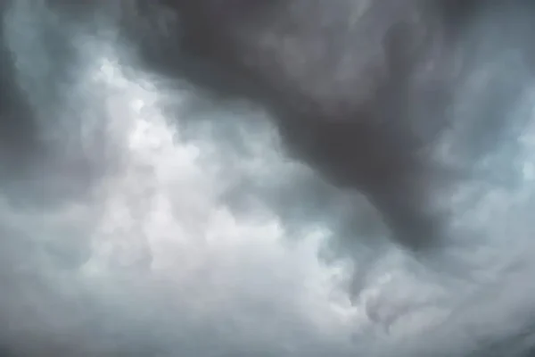 Ostrzeżenie meteorologiczne dla gminy Gołuchów: burze, deszcz i silny wiatr
