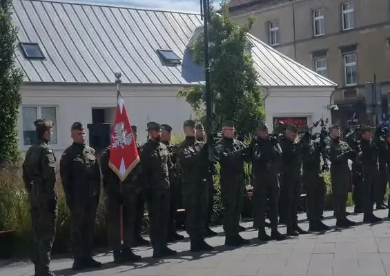 Salwa honorowa w Pleszewie w 87. rocznicę wybuchu II wojny światowej
