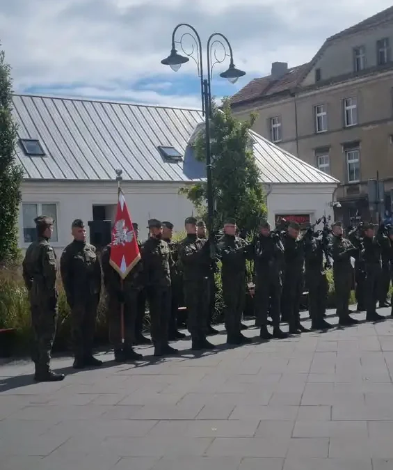 Salwa honorowa w Pleszewie w 87. rocznicę wybuchu II wojny światowej