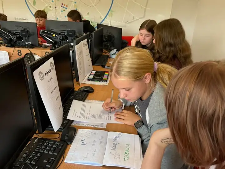 Uczniowie z Pleszewa zamienili klasę w restaurację – kreatywna lekcja angielskiego
