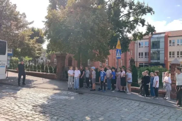 Bezpieczny start pierwszaków w Pleszewie: spotkanie z policjantkami i odblaski od Rady Rodziców
