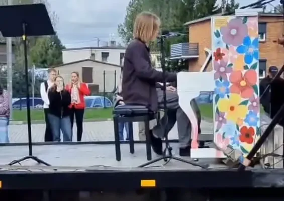 Wędrujące pianino w Pleszewie – happening, który łączy muzykę i społeczność