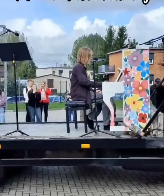 Wędrujące pianino w Pleszewie – happening, który łączy muzykę i społeczność