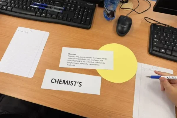 Uczniowie klasy 7a ćwiczyli angielski w praktycznych scenkach