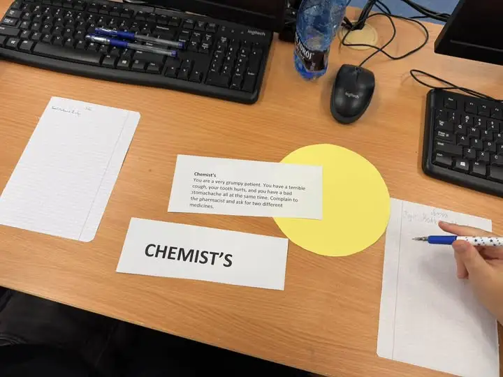 Uczniowie klasy 7a ćwiczyli angielski w praktycznych scenkach