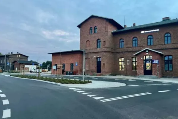 Kowalewo: nowy plac przed dworcem kolejowym po remoncie
