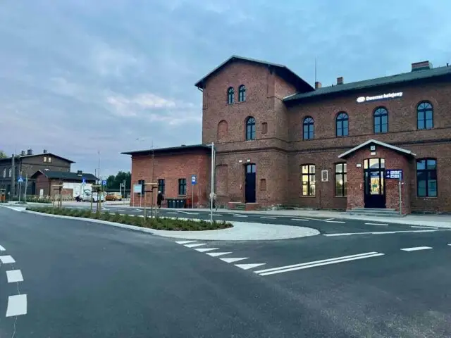 Kowalewo: nowy plac przed dworcem kolejowym po remoncie