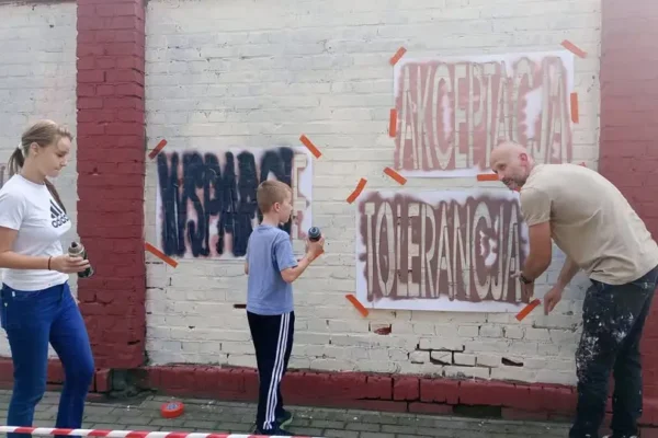 Uczniowie „Jedynki” w Pleszewie stworzyli kolorowe graffiti przy wjeździe do szkoły