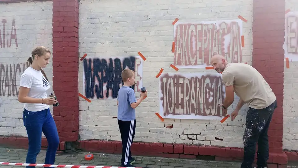 Uczniowie „Jedynki” w Pleszewie stworzyli kolorowe graffiti przy wjeździe do szkoły
