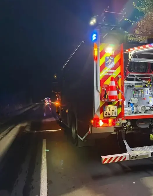 Zagrożenie błotem na drodze powiatowej Chocz-Broniszewice. Interweniowały służby