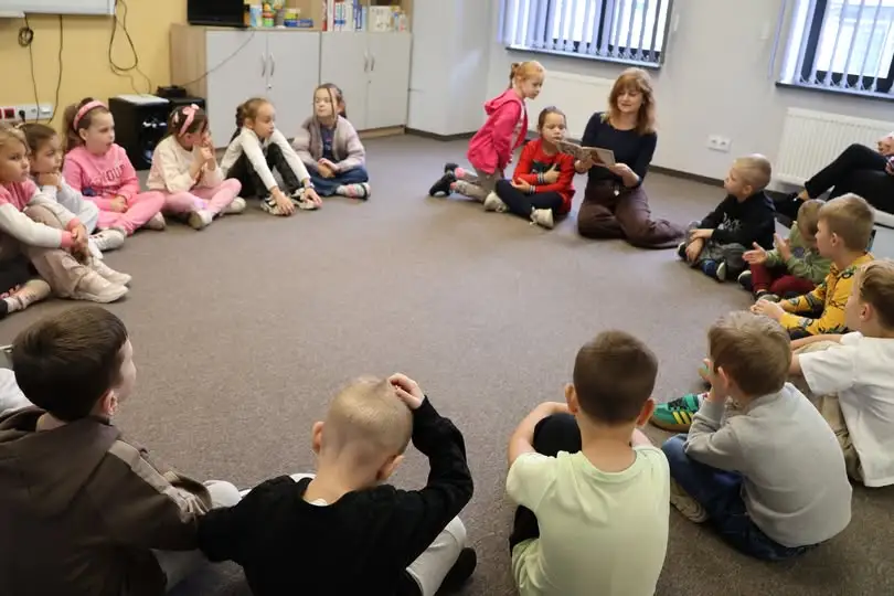 Bajkoterapia w pleszewskiej bibliotece: jak dzieci oswajają lęk